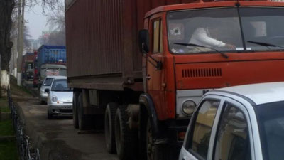'Toshkentda ertalab va kechki payt 3 soatdan yuk mashinalar harakatiga cheklov qo`yilishi mumkin'ning rasmi