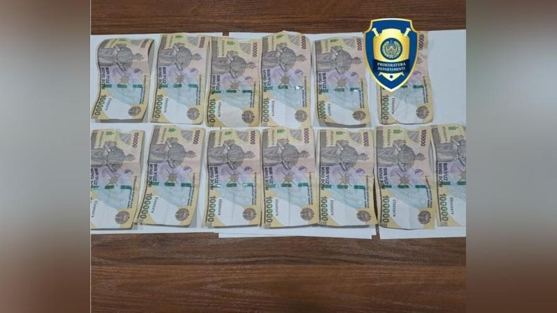 'Angrendagi “Dehqon bozori”da qalbaki 100 ming so‘mliklarni o‘tkazmoqchi bo‘lgan shaxs ushlandi'ning rasmi