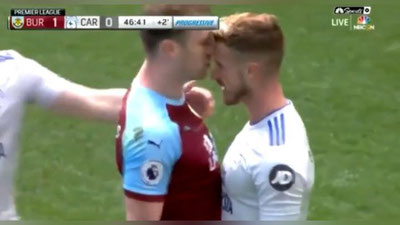 Изрображение 'АНГЛИЙСКИЙ ФУТБОЛИСТ ПОЛУЧИЛ ЖЕЛТУЮ КАРТОЧКУ ЗА ПОЦЕЛУЙ СОПЕРНИКА (ВИДЕО)'