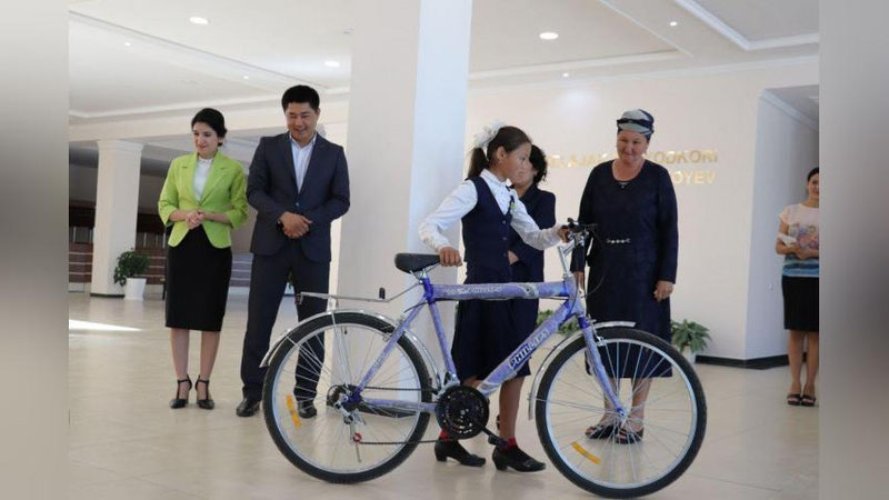 'Maktabga uzoqdan qatnovchi ikkita o`quvchiga velosiped topshirildi (foto)'ning rasmi