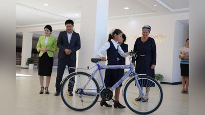 'Maktabga uzoqdan qatnovchi ikkita o`quvchiga velosiped topshirildi (foto)'ning rasmi