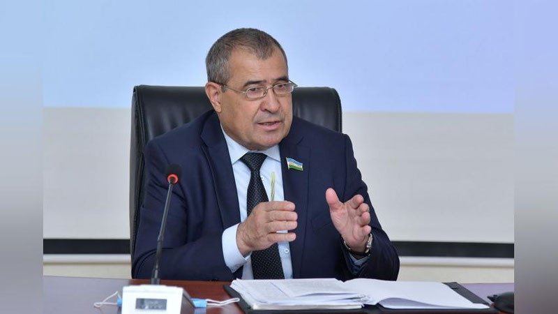 'Сенатор яширин иқтисодиётни қисқартириш ҳақидаги фармон лойиҳасини қайта кўриб чиқиш кераклигини айтди'ning rasmi