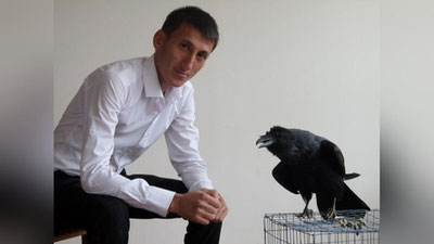 'Qarg`aga 32 tilda gapirishni o`rgatgan o`zbekistonlik yigit 27 yoshida olamdan o`tdi (video)'ning rasmi