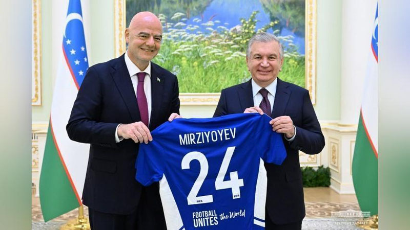'Shavkat Mirziyoev FIFA rahbari bilan uchrashdi'ning rasmi