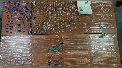 'Yo`lovchi 3 kiloga yaqin zargarlik buyumlarini yashirincha olib o`tishga urindi 'ning rasmi