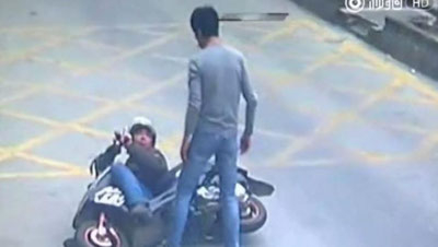 Изрображение 'КУНГ-ФУ ВОДИТЕЛЬ ЖЕСТОКО ОТОМСТИЛ ВОРУ МОБИЛЬНОГО ТЕЛЕФОНА (ВИДЕО)'