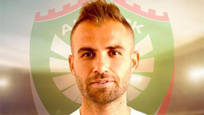 Изрображение 'ТУРЕЦКИЙ ФУТБОЛИСТ ПОРЕЗАЛ ЛЕЗВИЕМ СОПЕРНИКОВ НА ПОЛЕ (ВИДЕО)'