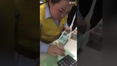 '​Xitoylik kassir qiz tez pul sanashi bilan hammani lol qoldirdi (Video)'ning rasmi