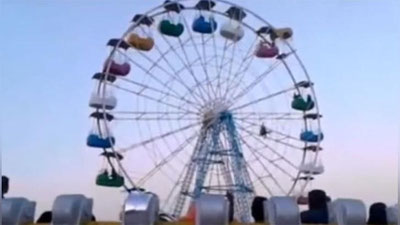 Изрображение 'В ИРАНЕ ИЗ КОЛЕСА ОБОЗРЕНИЯ ВЫПАЛИ МАТЬ И СЫН (ВИДЕО)'