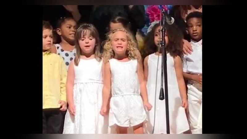 '4 yashar qizaloqning his-hayajon bilan kuylashi ko`pchilikka manzur bo`ldi (Video)'ning rasmi