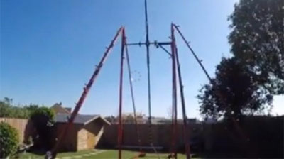 Изрображение 'ИЗОБРЕТАТЕЛЬ ПОСТРОИЛ КАЧЕЛИ РАЗМЕРОМ С ДОМ (ВИДЕО)'