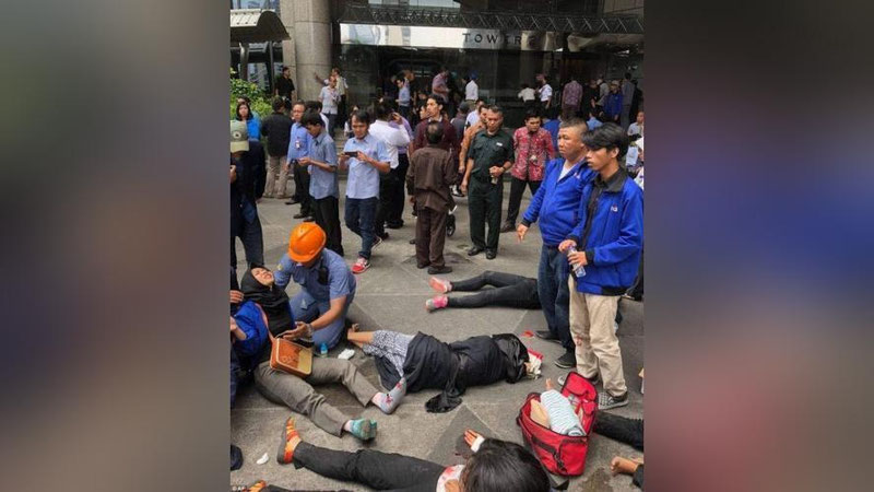 Изрображение 'В ДЖАКАРТЕ БАЛКОН С ТОЛПОЙ ЛЮДЕЙ РУХНУЛ ВНИЗ (ВИДЕО)'