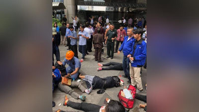 Изрображение 'В ДЖАКАРТЕ БАЛКОН С ТОЛПОЙ ЛЮДЕЙ РУХНУЛ ВНИЗ (ВИДЕО)'