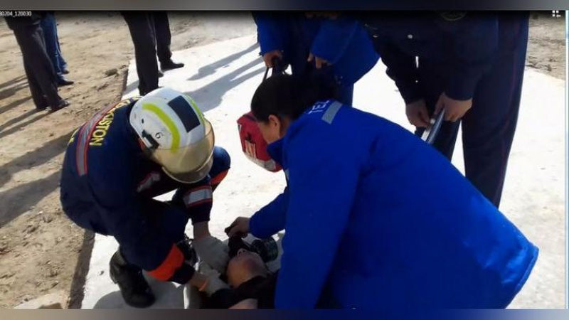 'Термизда уйида қамалиб қолган 13 ёшли бола қутқарилди'ning rasmi