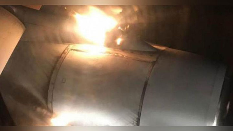 'Yo`lovchilar samolyot dvigateli yonayotganini tasvirga tushirishdi (Video)'ning rasmi