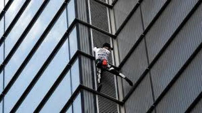 'Fransiyalik maktab o`qituvchisi o`zini o`rgimchak-odam sifatida sinab ko`rdi 'ning rasmi