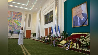 Изрображение 'ДИПЛОМАТЫ ПОЧТИЛИ ПАМЯТЬ ПЕРВОГО ПРЕЗИДЕНТА УЗБЕКИСТАНА (ФОТО)'