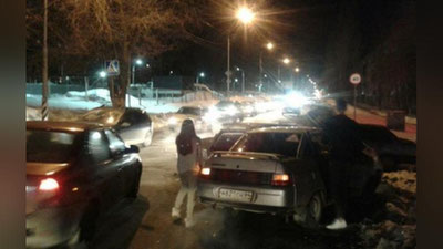 'Автоҳалокатга учраган эркак капотнинг устида лезгинкага рақсга тушди (Видео)'ning rasmi