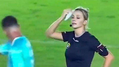 Изрображение 'Платок вместо карточки: девушка-арбитр пошутила во время матча (видео)'