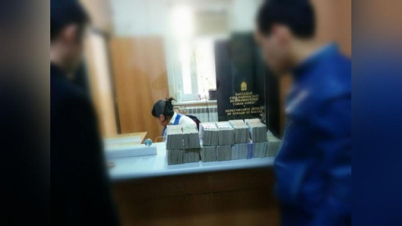 'Hajga navbatda turgan fuqaro qamoqdan chiqqan yigitning o`qishiga 22 million ajratdi'ning rasmi