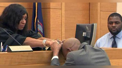 'Qamoqda nohaq 18 yil “o`tirgan” amerikalik oqlangach, sud zalida o`zini tutib turolmadi (Video)'ning rasmi