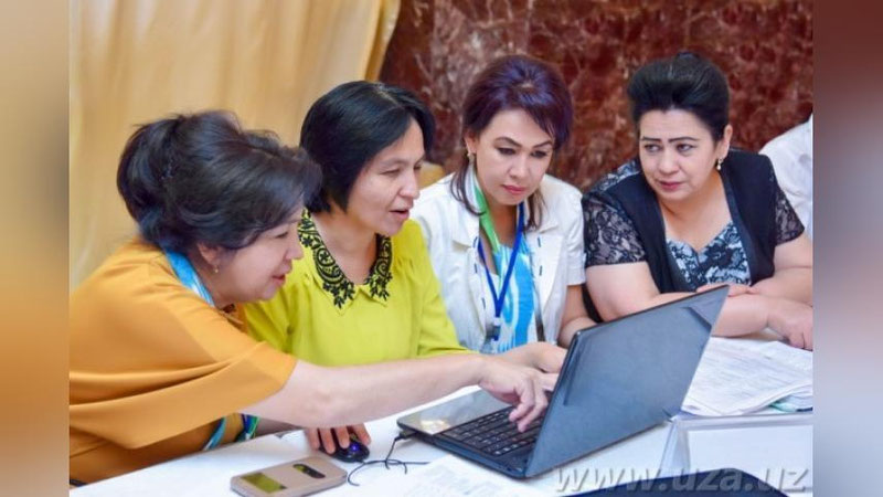 Porno fotosuratlar oyoqlari külotlu çoraplar bilan qoplangan