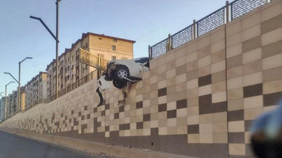 'Toshkentda Nexia-3 yo`lni ajratib turuvchi to`siqlarini buzib tashladi'ning rasmi