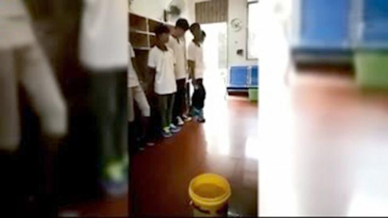 '​Xitoyda maktab o`quvchilari smartfonlarini suvli chelakka tashlashga majbur qilindi (Video)'ning rasmi