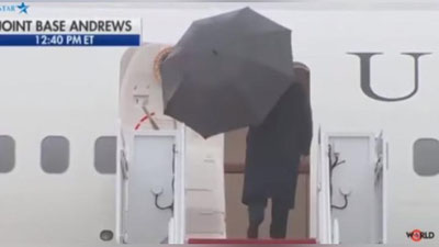 Изрображение 'ТРАМП ВНОВЬ НЕ СМОГ СПРАВИТЬСЯ С СОБСТВЕННЫМ ЗОНТОМ (ВИДЕО)'