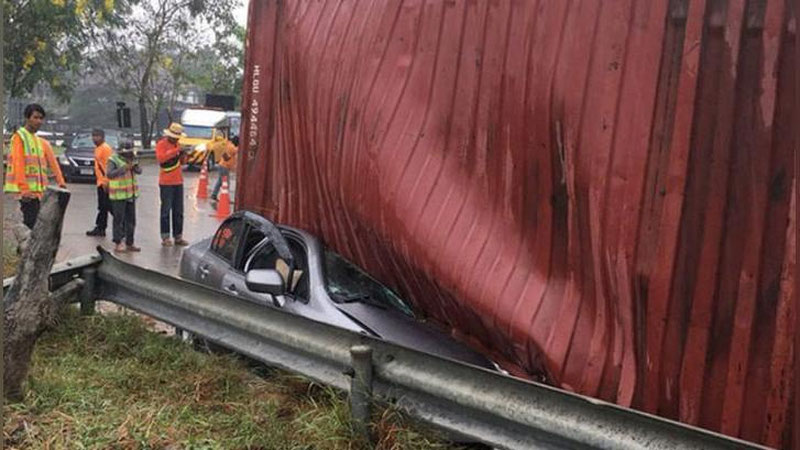 Изрображение 'ВОДИТЕЛЬ ЧУДОМ ВЫЖИЛ В РАЗДАВЛЕННОЙ В ЛЕПЕШКУ МАШИНЕ (ФОТО)'