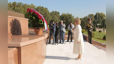 'Valentina Matvienko Mustaqillik va ezgulik monumenti poyiga gulchambar qo`ydi (Foto)'ning rasmi