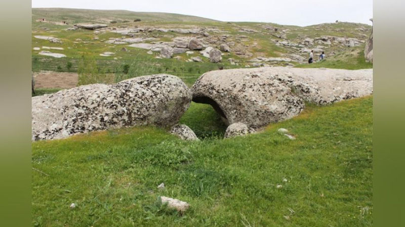'Xatirchidagi abadiy tebranuvchi tosh'ning rasmi