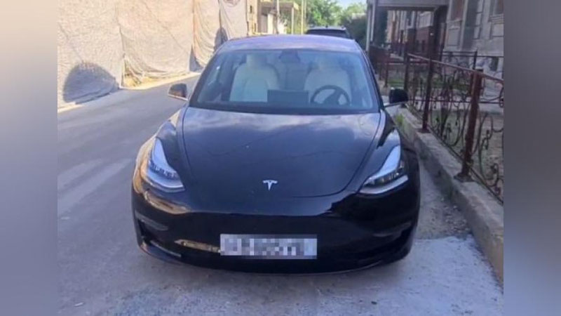 '200 ga yaqin qoidabuzarlik qilgan haydovchining Tesla’si xatlandi'ning rasmi