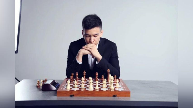 'Nodirbek Abdusattorov yana bir turnirning saralash bosqichi g`olibi bo`ldi'ning rasmi