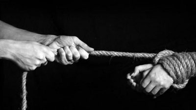 'Jinoyat jazosiz qolmaydi yoxud odam savdosi bilan shug`illanganlarga sud hukmi o`qildi'ning rasmi