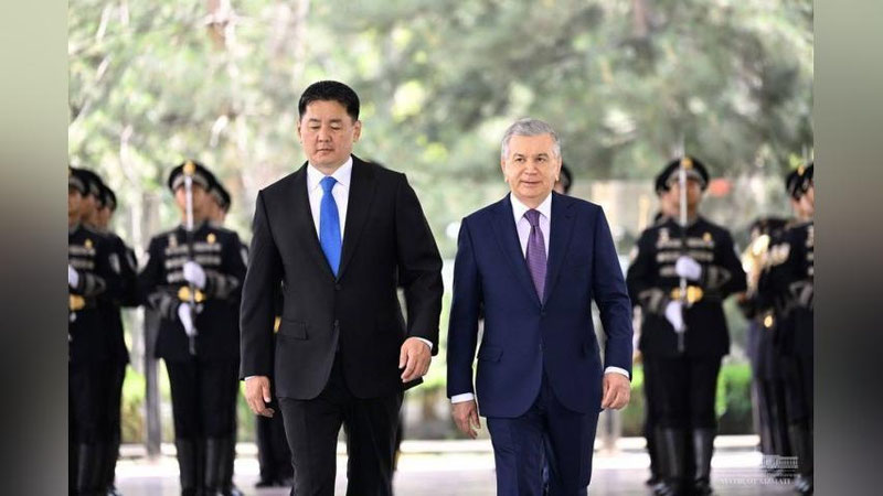 'Shavkat Mirziyoev oliy martabali mehmonni samimiy kutib oldi va shohsupaga taklif qildi'ning rasmi