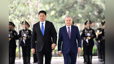 'Shavkat Mirziyoev oliy martabali mehmonni samimiy kutib oldi va shohsupaga taklif qildi'ning rasmi