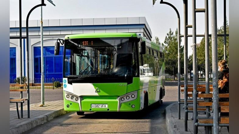 'Toshkentda avtobusdan tushayotgan ayol yiqilishi oqibatida avtobus uni bosib ketdi (video)'ning rasmi