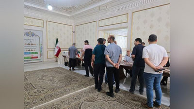 'O`zbekistonda vaqtincha yashab turgan eronliklar mamlakat prezidentligiga ko`rsatilgan 4 nafar nomzodga ovoz berishdi'ning rasmi