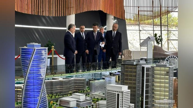 'Prezident Samarqanddagi zamonaviy massiv loyihasi bilan tanishdi'ning rasmi