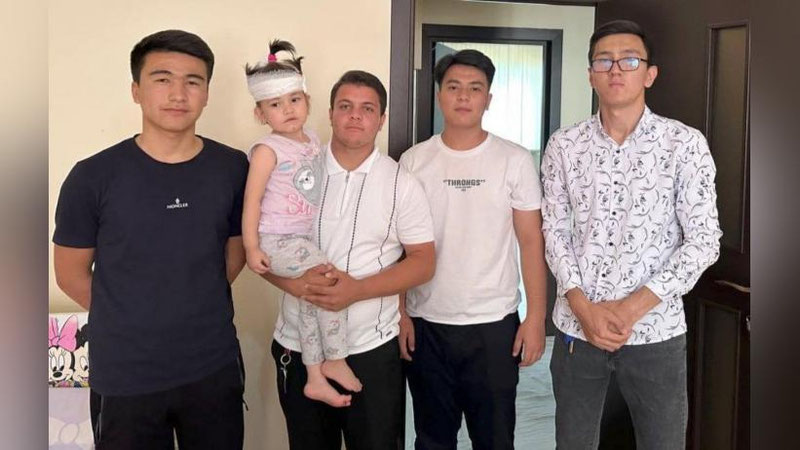 'Самарқандда 4 йигит кўп қаватли уйнинг деразасидан тушиб кетган қизчани тутиб қолишди'ning rasmi