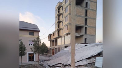 'Жиззахдаги қулаган бино сабабларини ўрганиш учун Ҳукумат комиссияси тузилди'ning rasmi