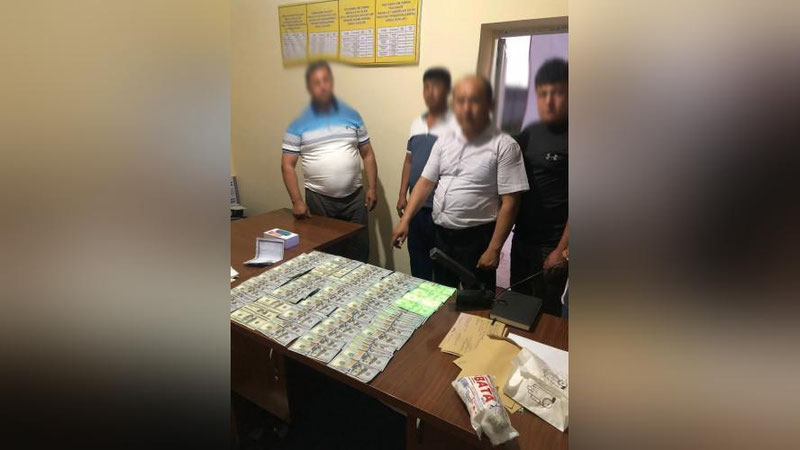 'Samarqandda 13.000 AQSh dollarga fuqaroni chuv tushirgan mansabdor va fermer qo`lga olindi'ning rasmi