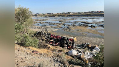 'Toshkent-Navoiy yo`nalishida harakatlanib ketayotgan "Isuzu" avtomobili haydovchisi uxlab qolgani sabab Samarqandda ag`darilib ketdi'ning rasmi