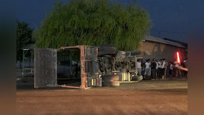 'Namanganda "kardanny val"i ishdan chiqqan yuk mashinasi ag`darilib ketdi'ning rasmi