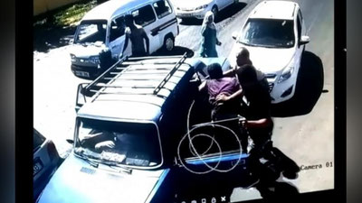 'Toshkent ko`chalarida to`qnashgan 3 ta avtomobil haydovchilari mushtlashib ketdi'ning rasmi