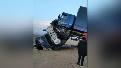 'Самарқандда "Камаз" ҳайдовчисининг эътиборсизлиги сабабли машина "Зил"нинг устига чиқиб кетди'ning rasmi