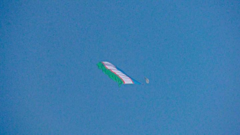 'Десантчилар оғирлиги 100 кг бўлган Ўзбекистон байроғини осмон узра учиришди'ning rasmi