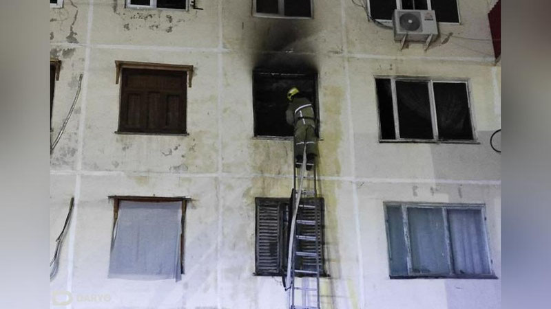 'Самарқандда мактаб ўқувчиси шам ёруғида уй вазифасини бажариш чоғида ухлаб қолиб, хонадонни ёқиб юборди'ning rasmi