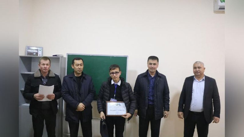 '"Bir million dasturchi" g`olibi eski noutbuk olganini aytmoqda.  Hokimlik esa...'ning rasmi
